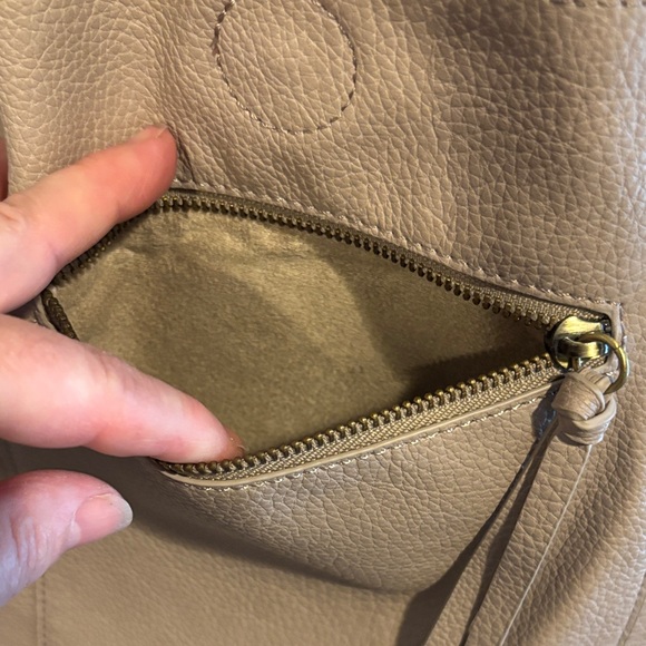 Elegant Cream Cross Body Shoulder Bag - Picture 2 of 4